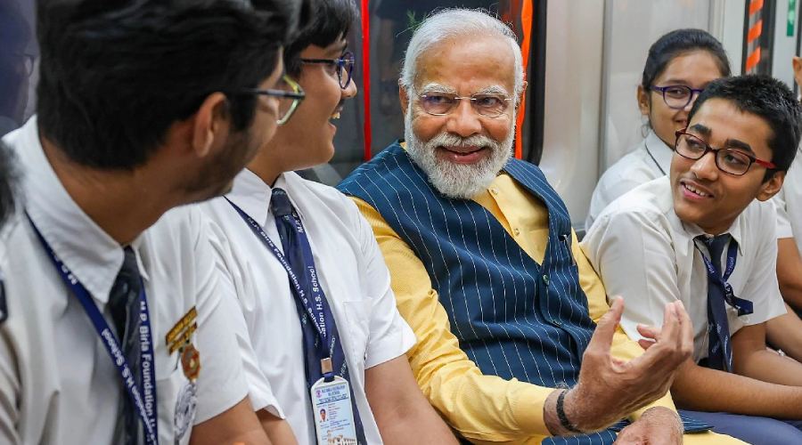 pm modi ne kiya underwater metro me bachon ke sath safar