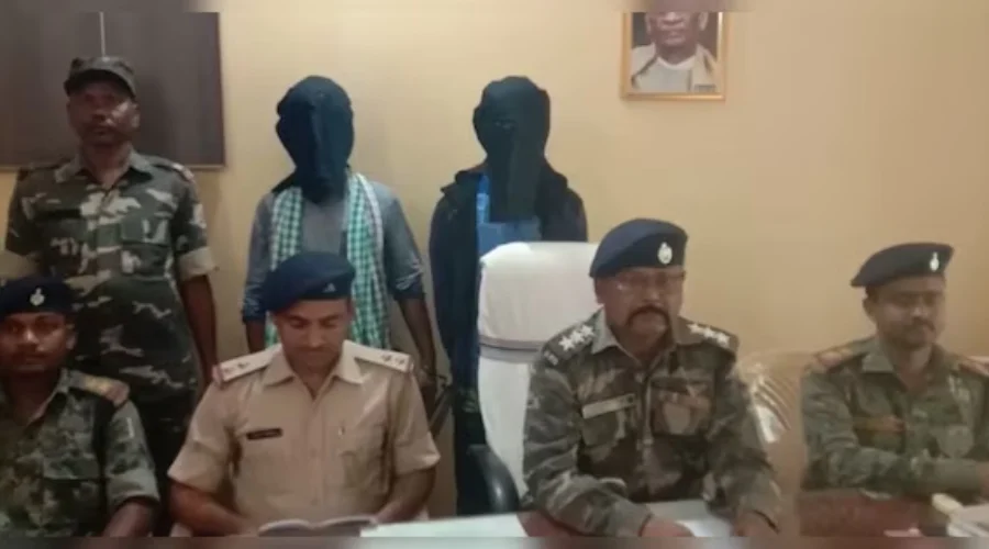 2 yuvkon ko brown shugar ke sath pakada