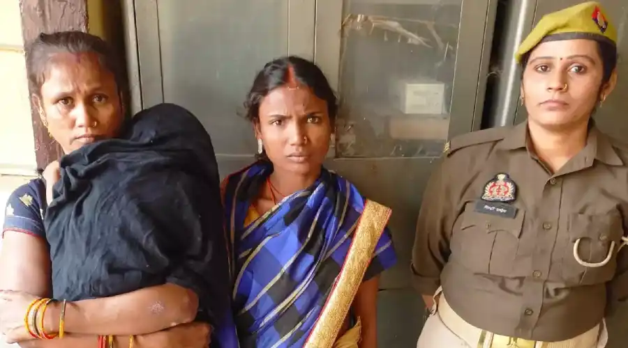 mahila ki talashi mein milen hire