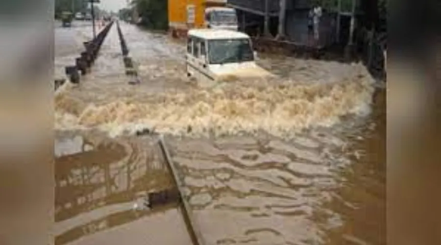 gurugram mein burahaal hone ke karan logon ko kaisi pareshaniyon ka samana karana pad raha hain