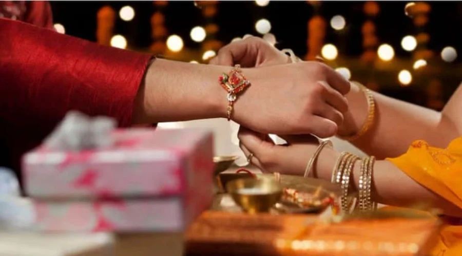 rakshabandhan ka parv kab aata hain