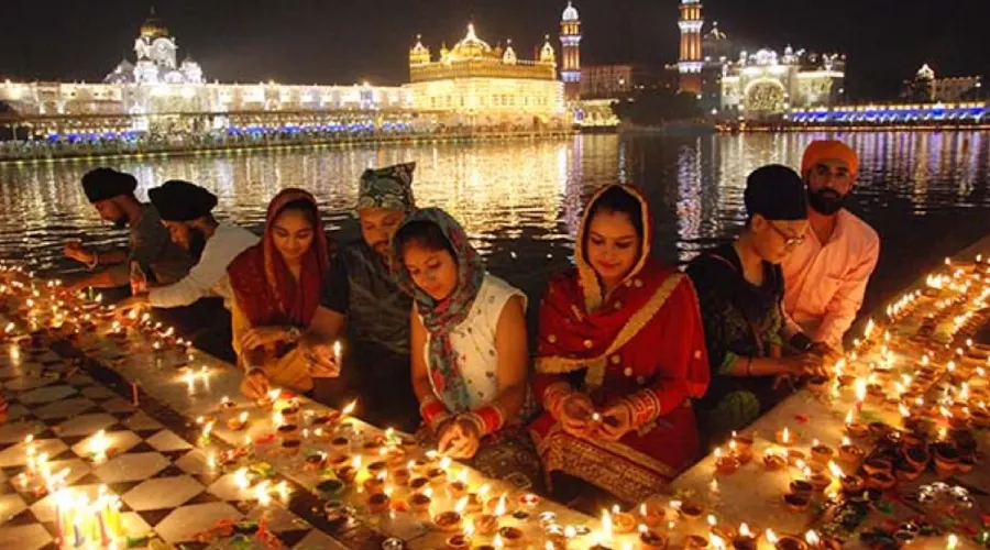 diwali ka parv kaise manaya jata hain