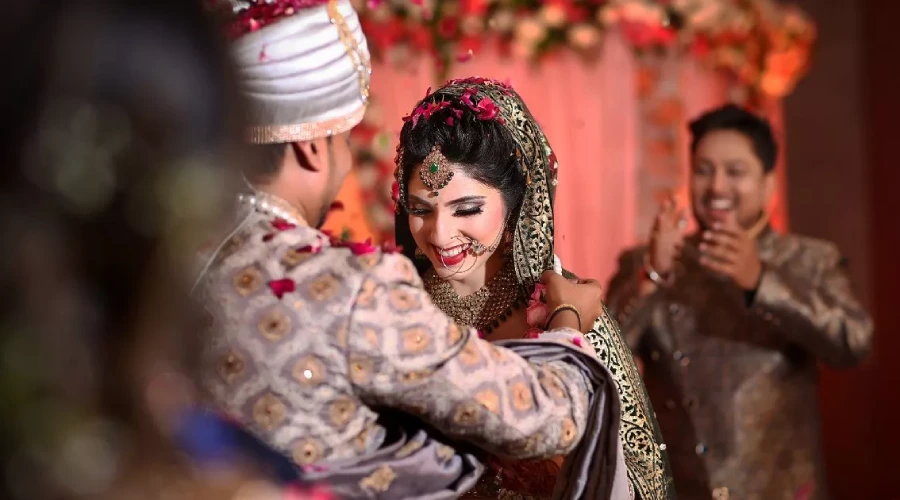 Sapane mein mukhya shadi ki taiyari hote hue dekhana