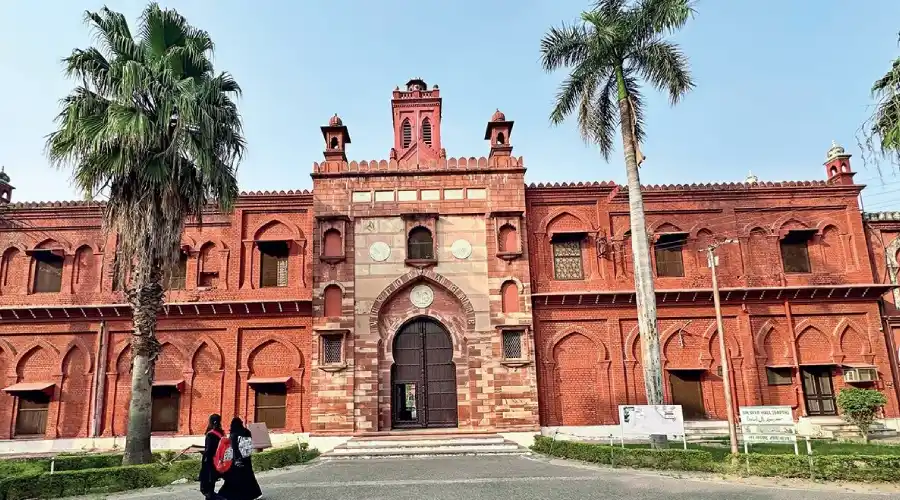 AMU VC se mangi thi holi samaroh ki anumati