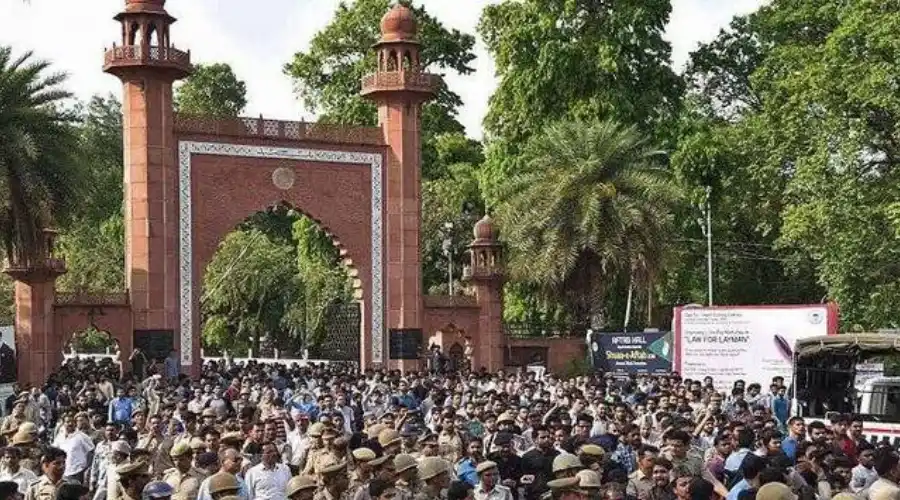 Aligarh muslim vishwavidyalaya mein holi manane ko lekar vivad
