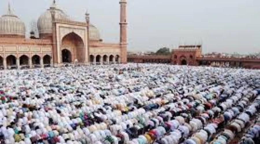Jume ki namaz ke liye masjid mein the log