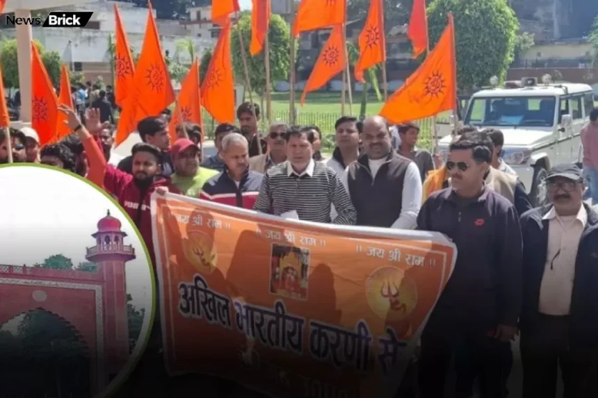 amu mein hua holi milan samaroh ko lekar vivad