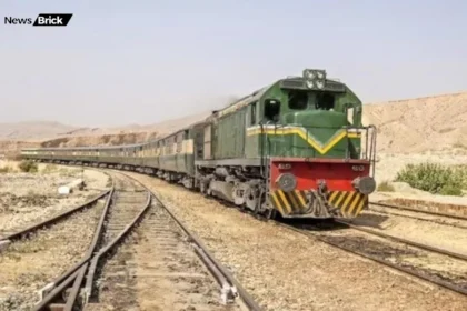 surang aur usake beech bolan darre mein khadi hijack train