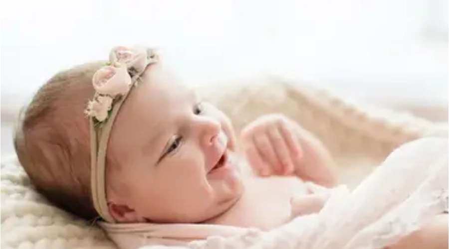 Sapne mein chhote bachche ko hanste hue dekhne ka shubh sanket