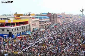 yatra mein bhari bheed mein fasane se hue shraddhalu ghayal
