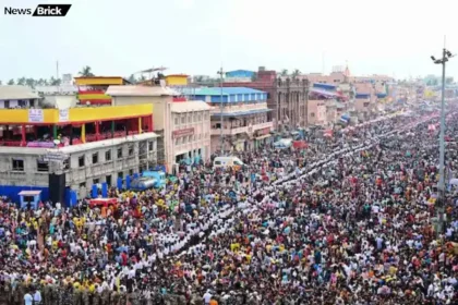 yatra mein bhari bheed mein fasane se hue shraddhalu ghayal