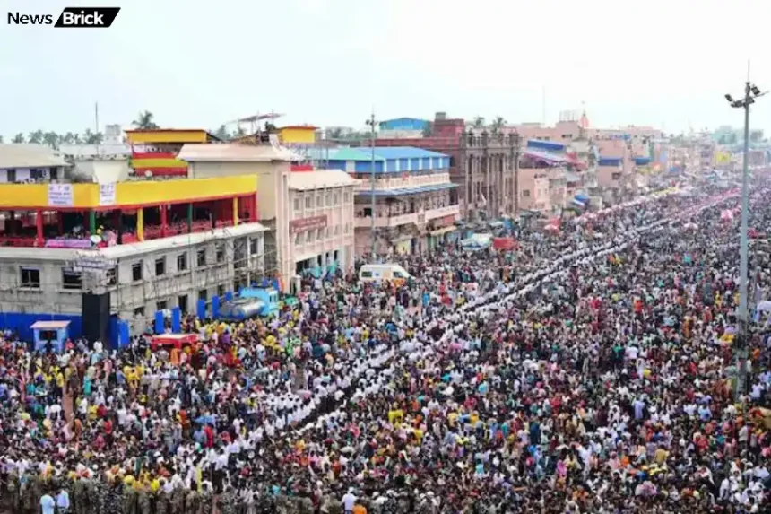yatra mein bhari bheed mein fasane se hue shraddhalu ghayal