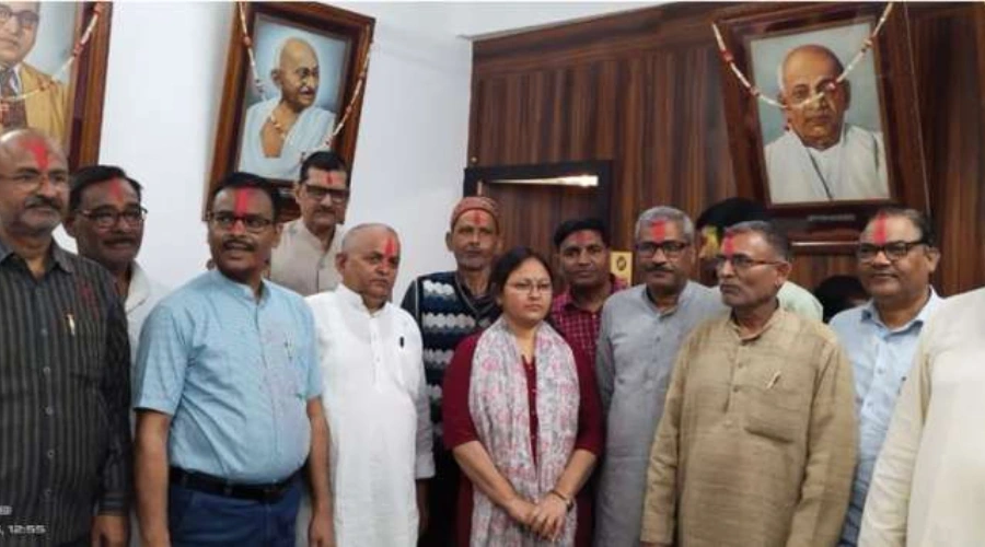 Shikshak par dharmik bhavanaen aahat karne ka aarop