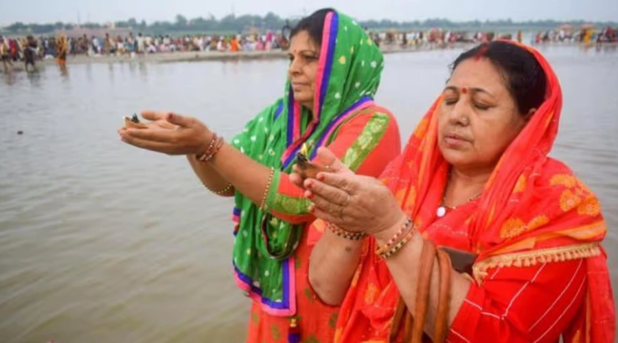 Rishikesh Ghat mein snan, pooja aur dharmik anushthan